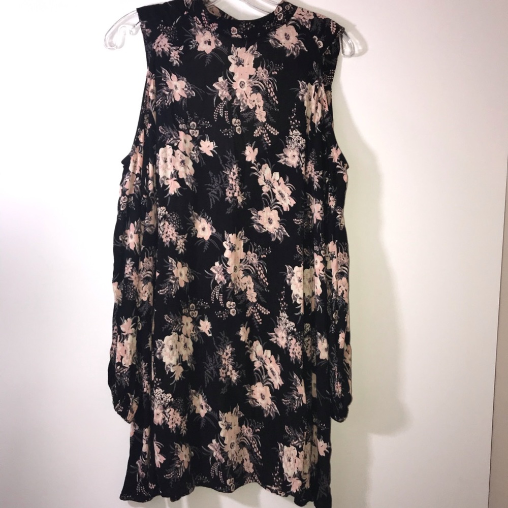 Angie - Open Back - Cold Shoulder - Long Sleeve‎